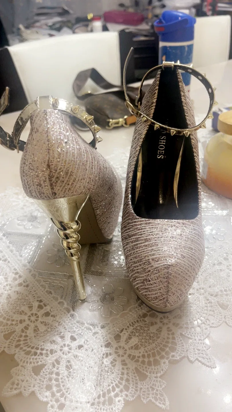 AIKO SHOES Gold Glitter Heels, Size 6 image indicator(6)