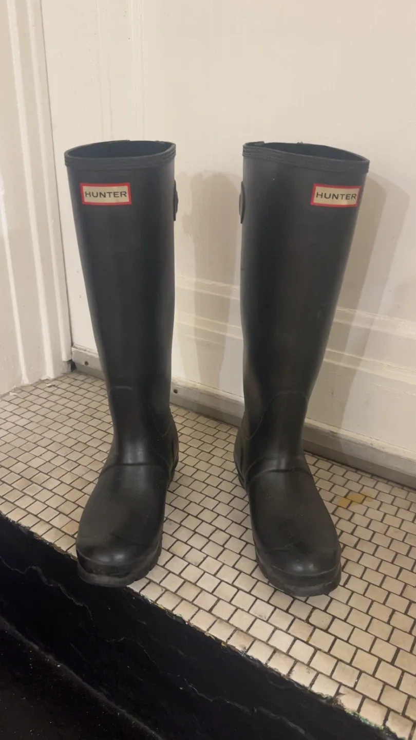 Hunter Rain Boots - US 6/ EU 37 image indicator(2)