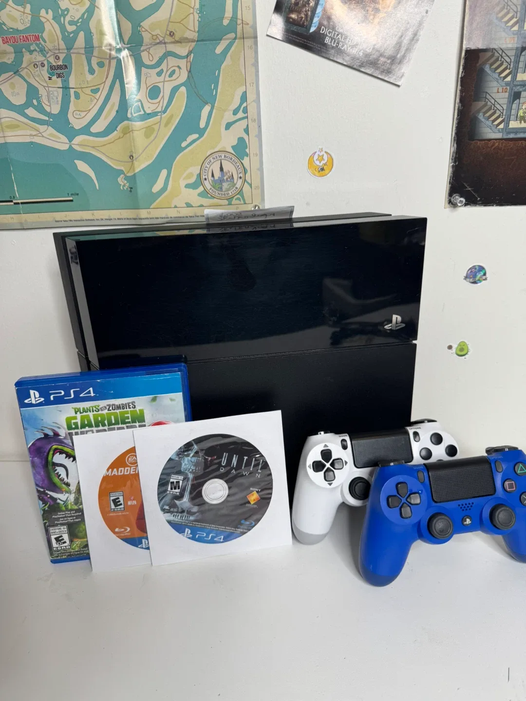 PlayStation 4 + games and controllers thumbnail