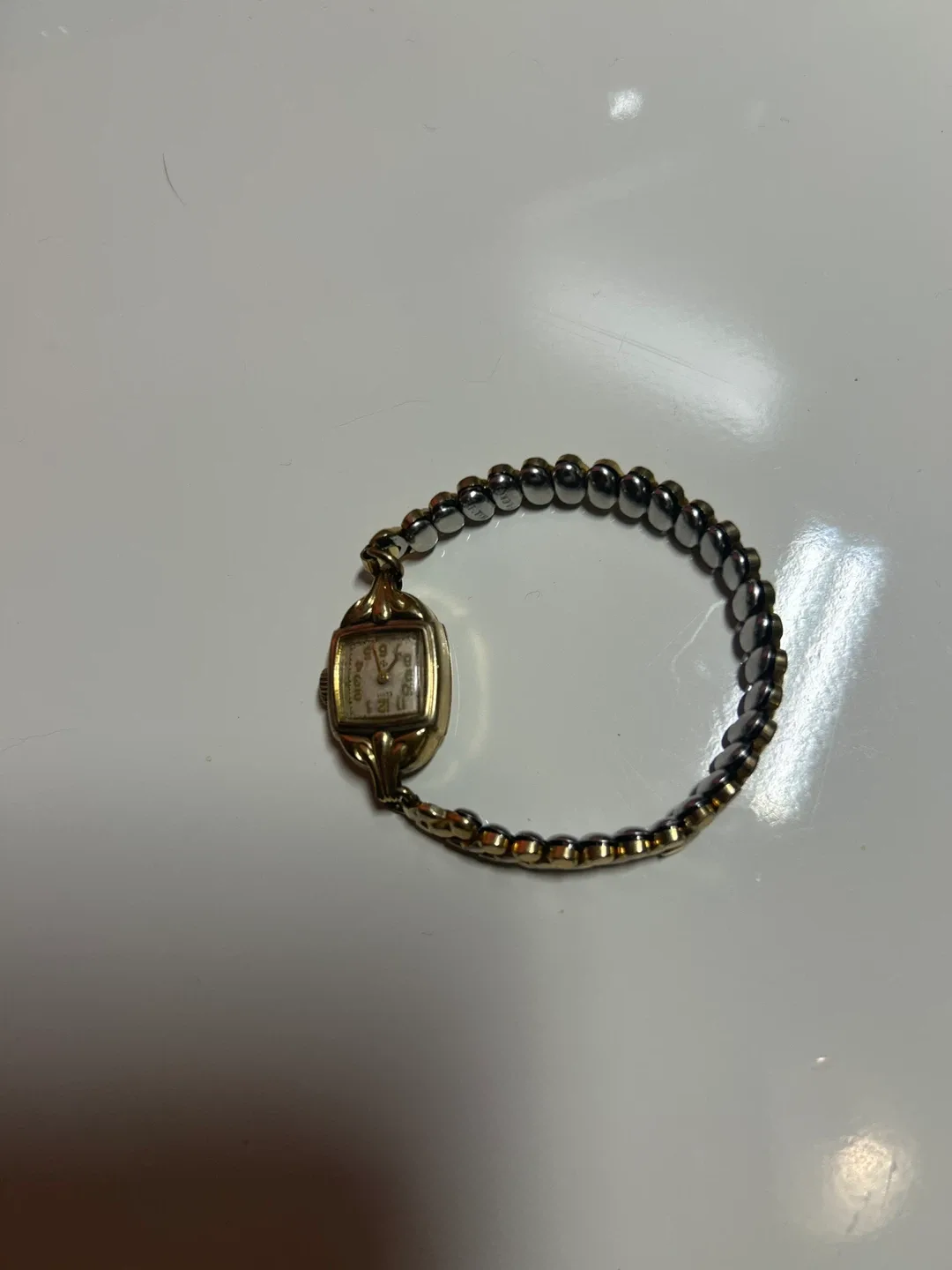 Vintage Ladies Watch - Gold Tone image indicator(2)