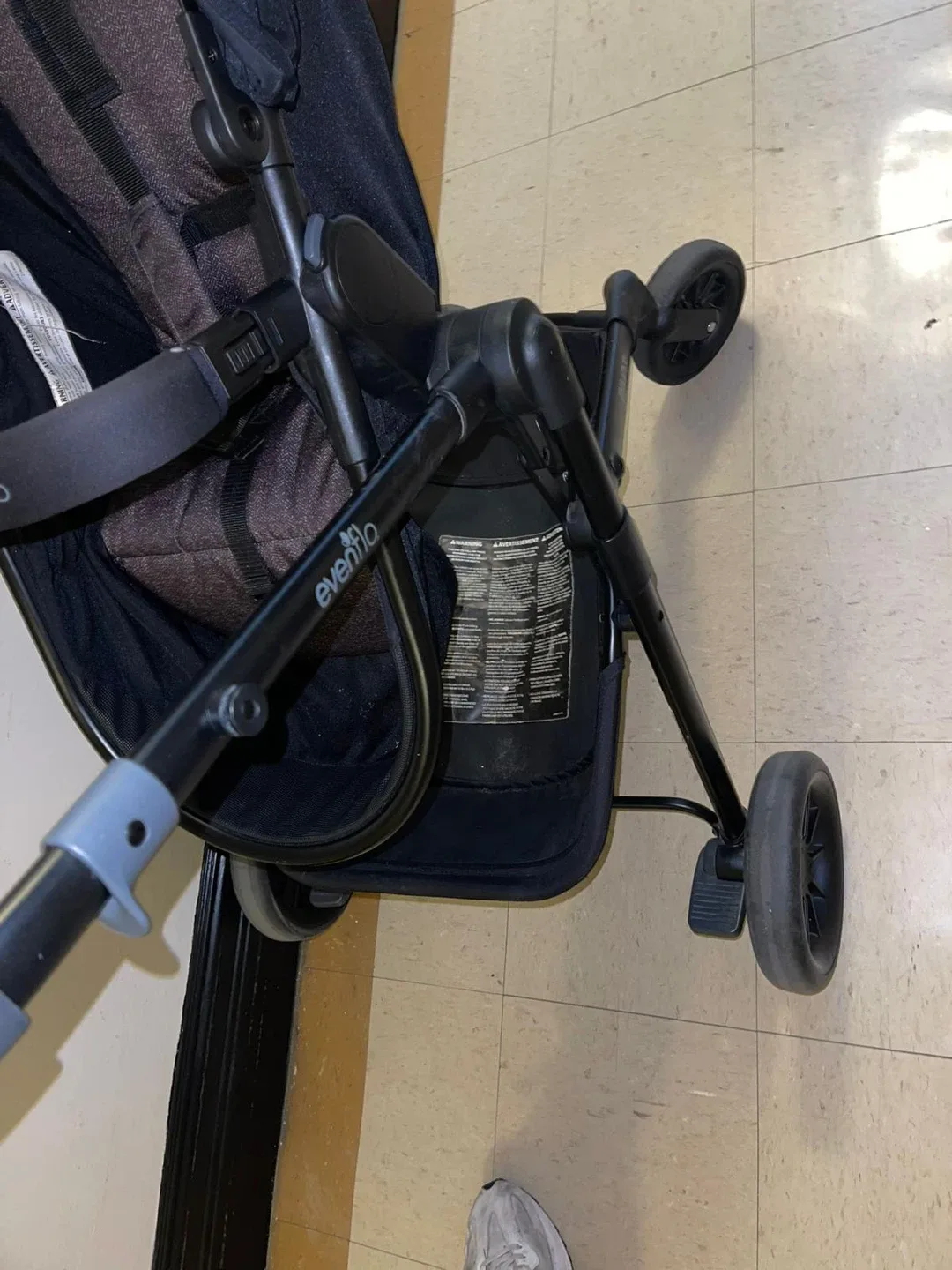 Evenflo Pivot Stroller - Black image indicator(9)