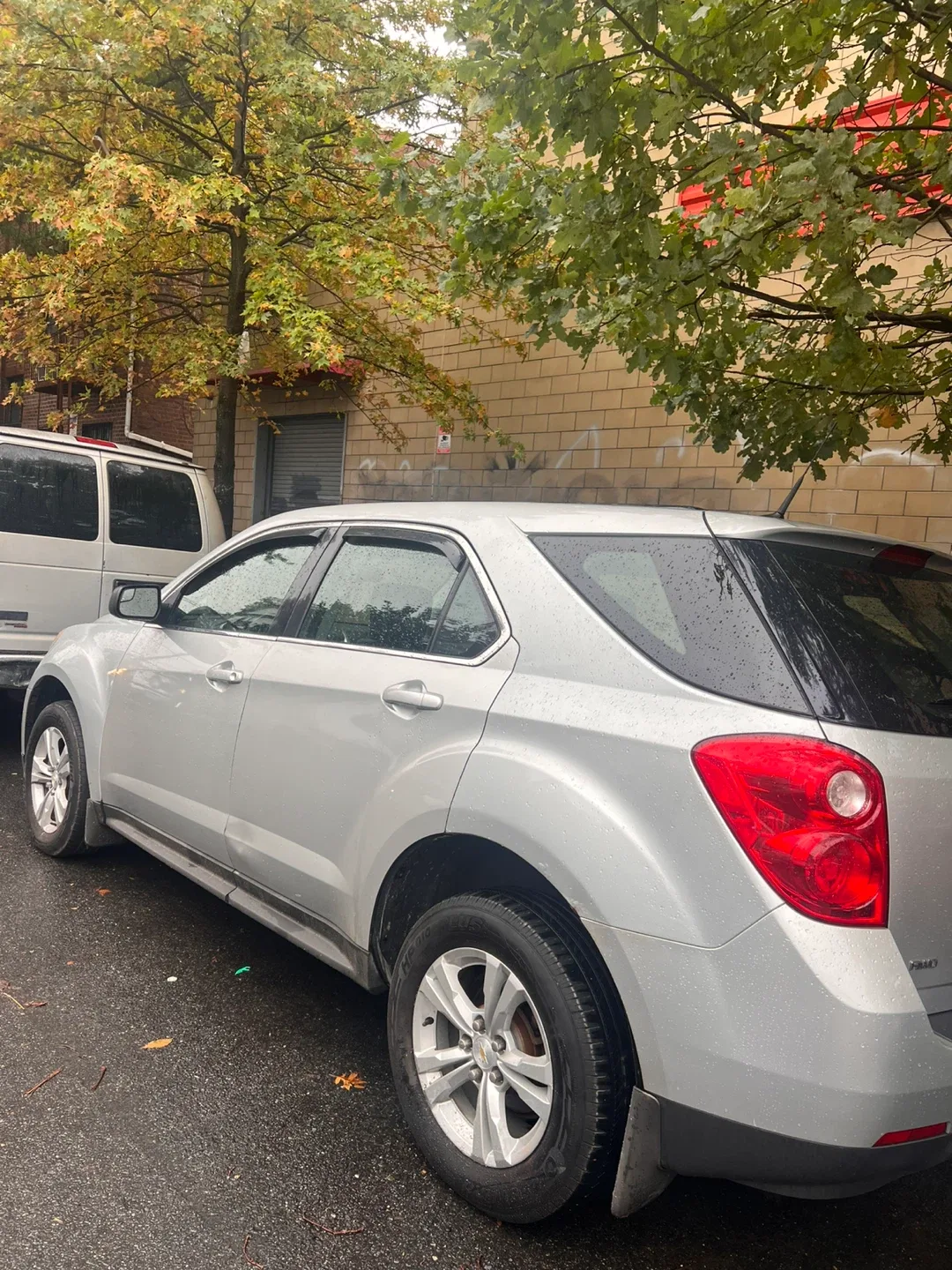 Silver Chevrolet Equinox SUV image indicator(2)