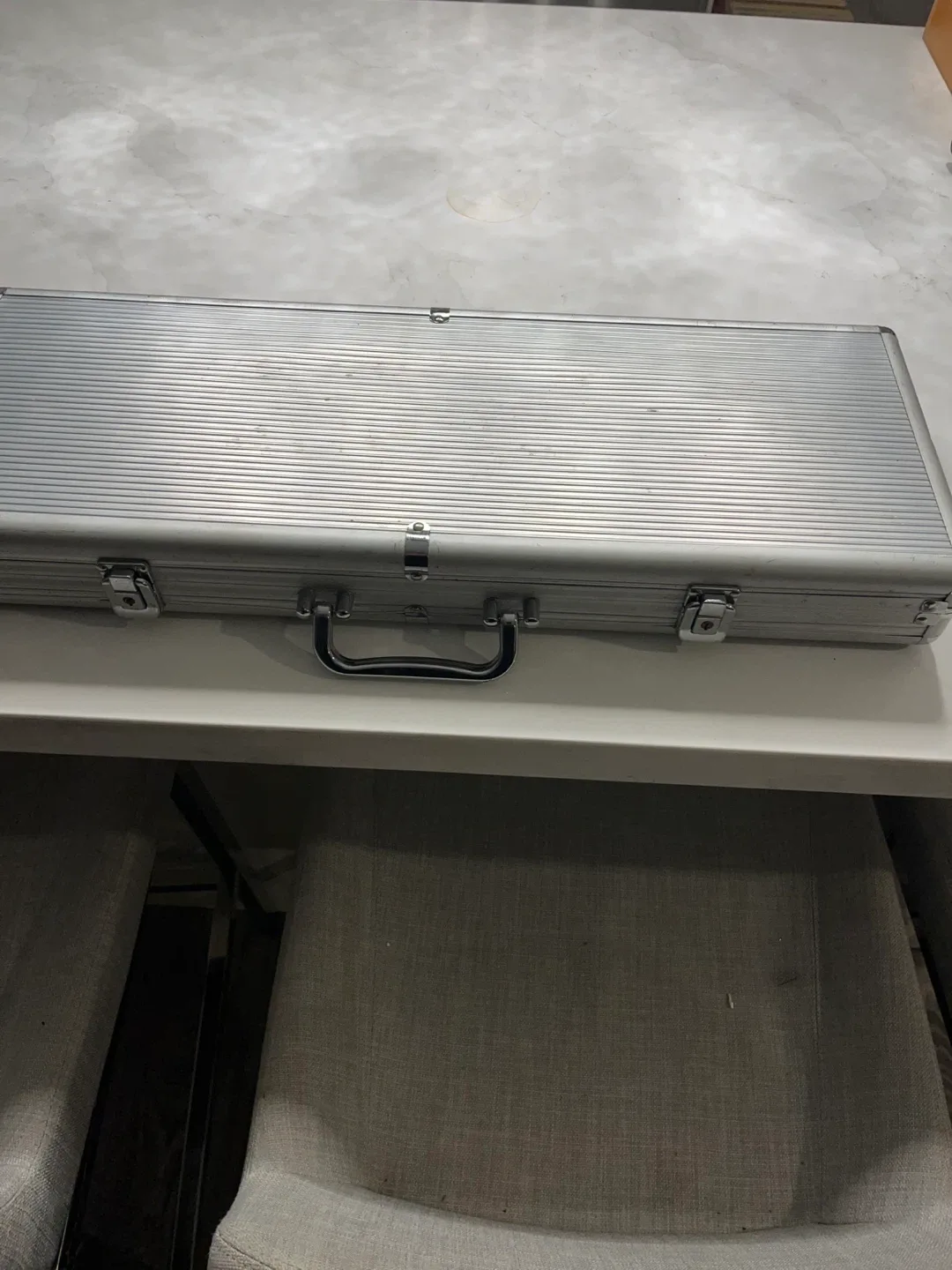 Donneur Poker Set with Aluminum Case image indicator(3)