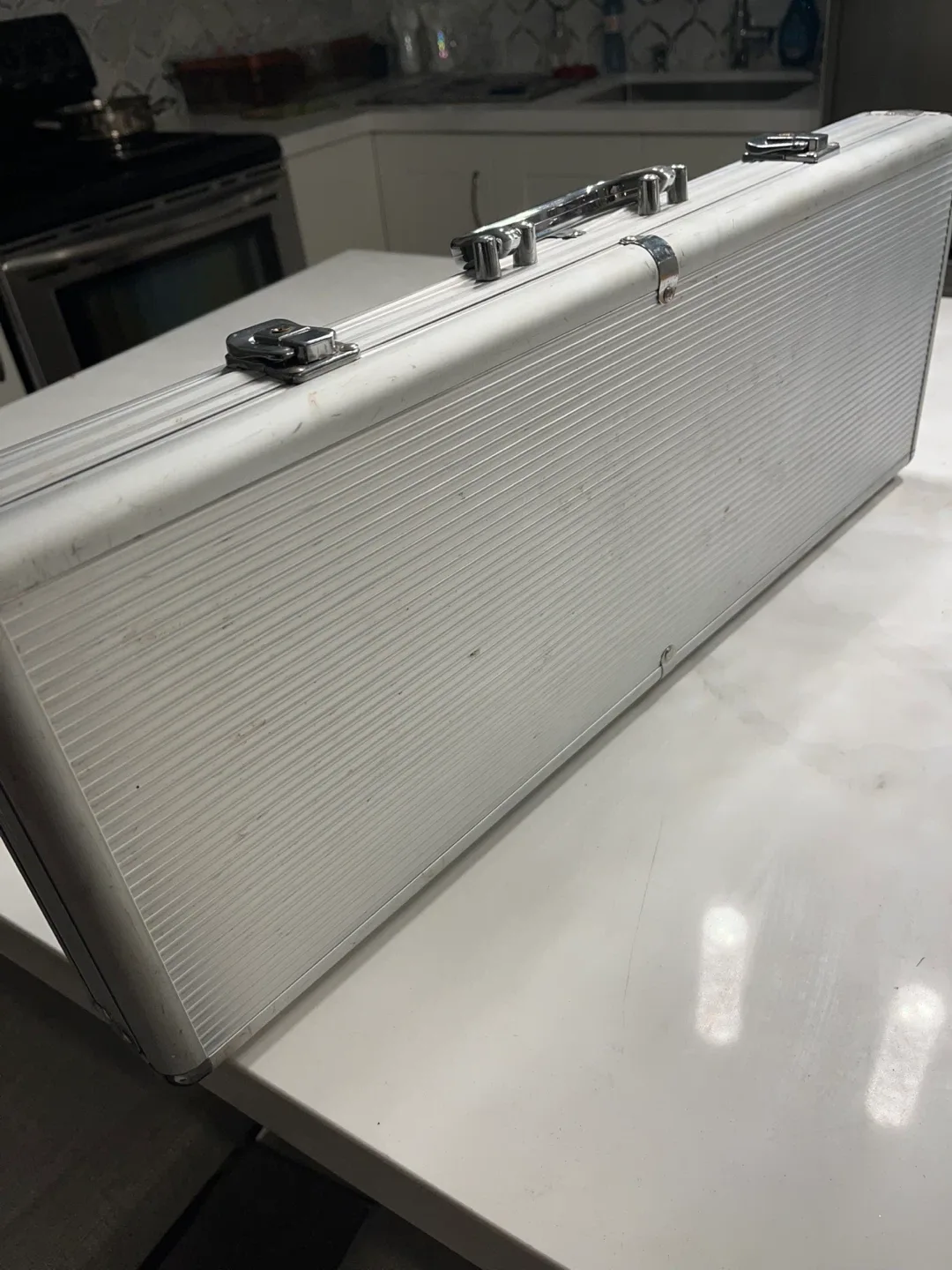 Donneur Poker Set with Aluminum Case image indicator(4)