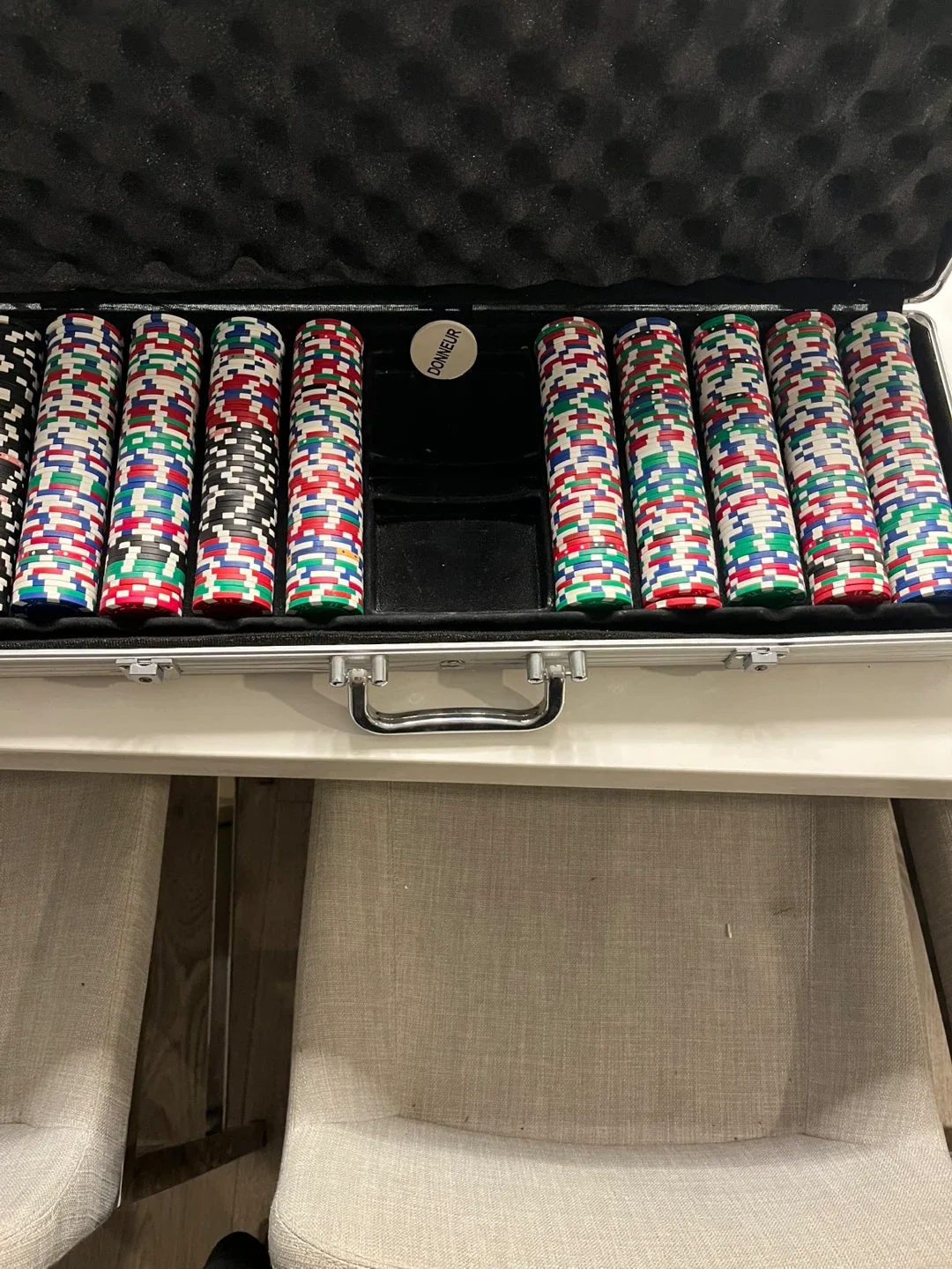 Donneur Poker Set with Aluminum Case image indicator(2)