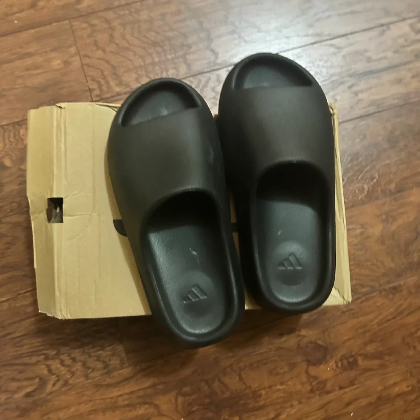 Yeezy slides size 9 image indicator(3)