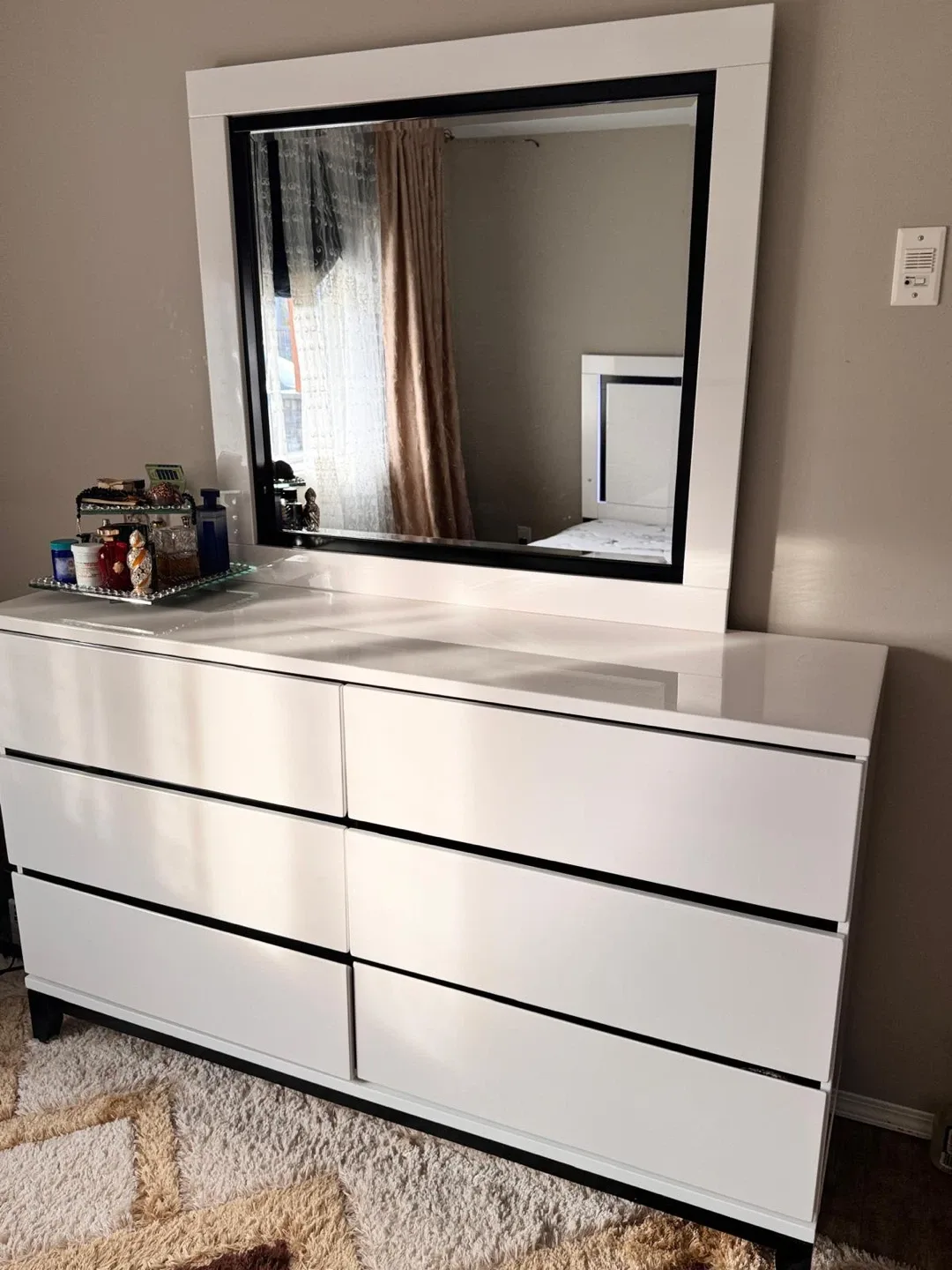 Bedroom Set (Bed, Dresser, Nightstands) image indicator(5)