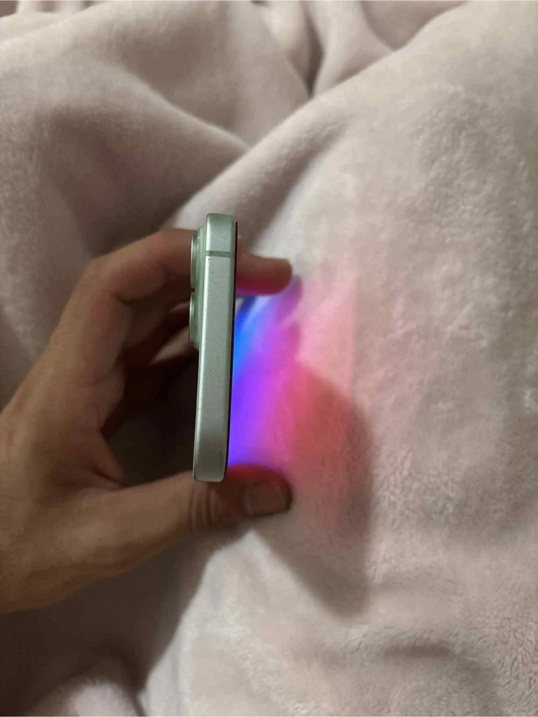 Green iPhone 15 image indicator(2)