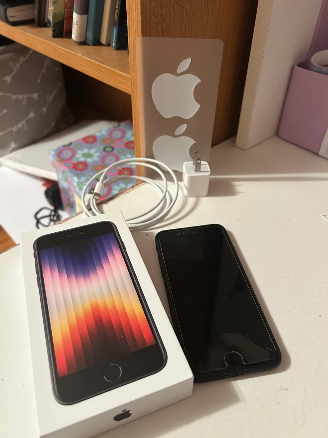 iPhone SE 3rd Gen Black 64GB (phone, charger, case) image indicator(3)