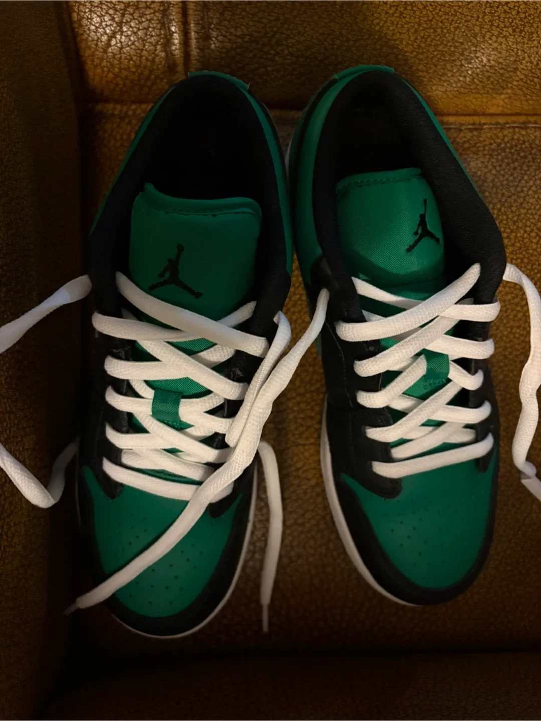 Jordan 1 Low Lucky Green, Size 7Y image indicator(3)