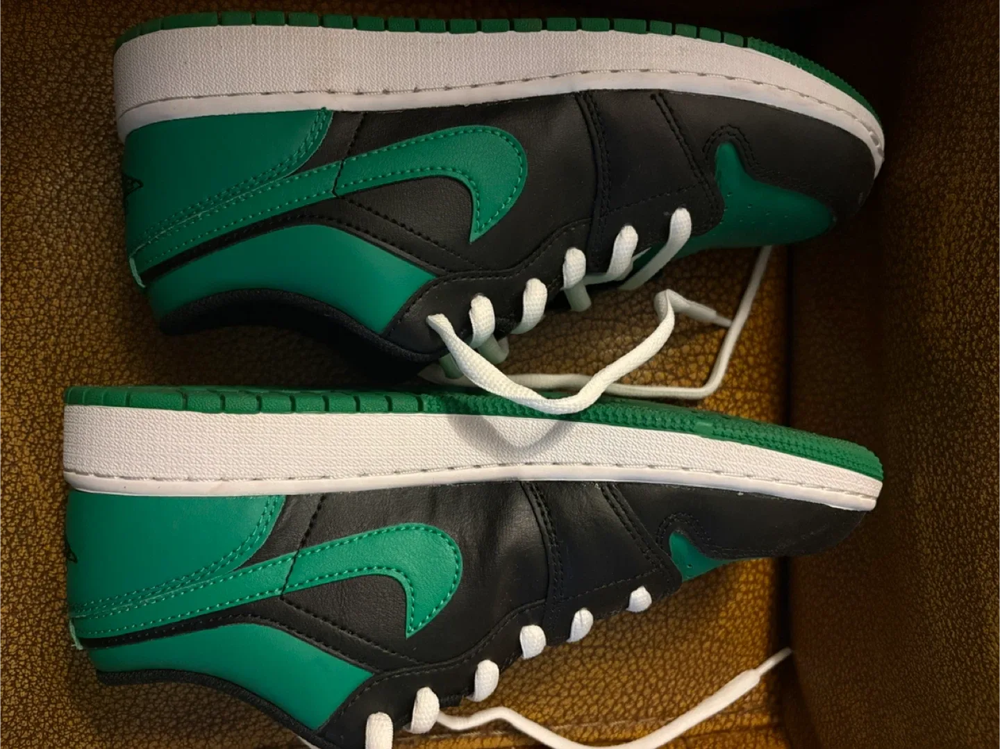 Jordan 1 Low Lucky Green, Size 7Y image indicator(6)