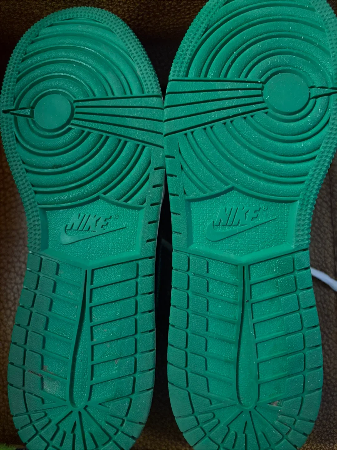 Jordan 1 Low Lucky Green, Size 7Y image indicator(5)