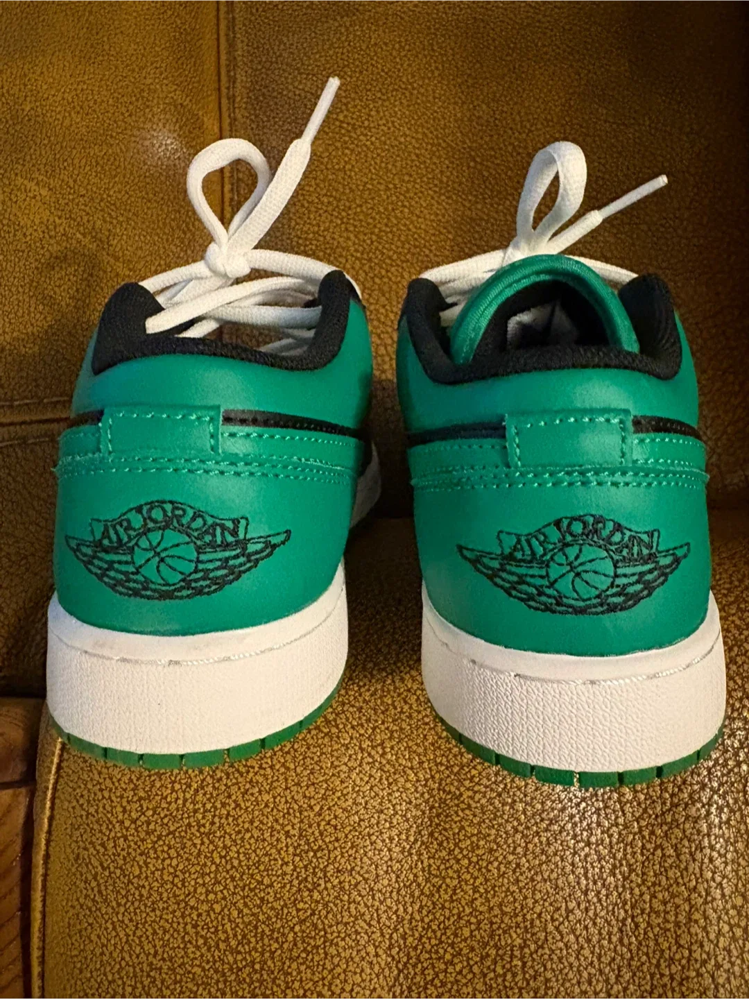 Jordan 1 Low Lucky Green, Size 7Y image indicator(2)