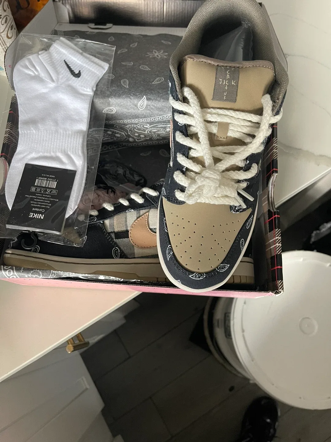 Nike SB Dunk Low Travis Scott Size 10 image indicator(6)
