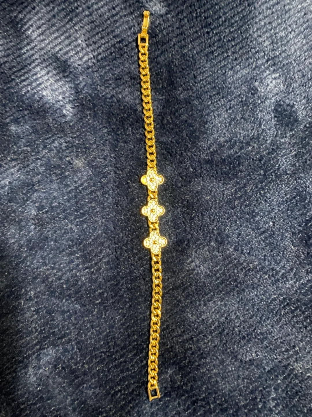 Gold Tone Clover Charm Bracelet *** image indicator(2)