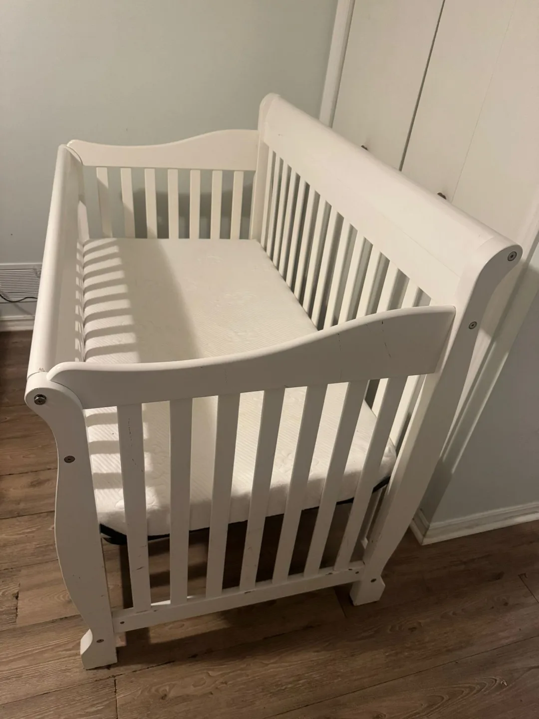 White Baby Crib image indicator(2)