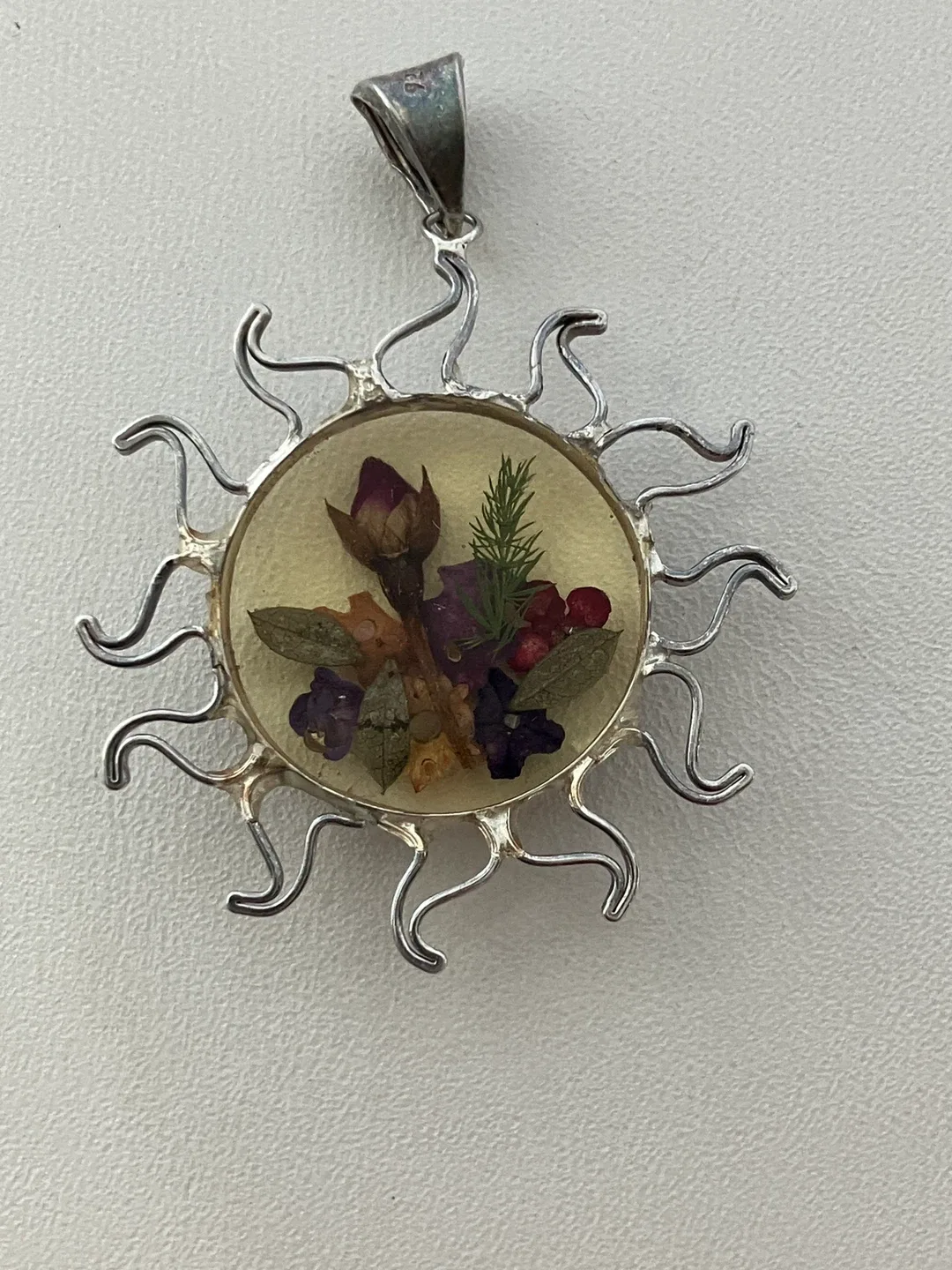 Vintage Sunburst Floral Resin, 925 Sterling Silver Pendant image indicator(2)