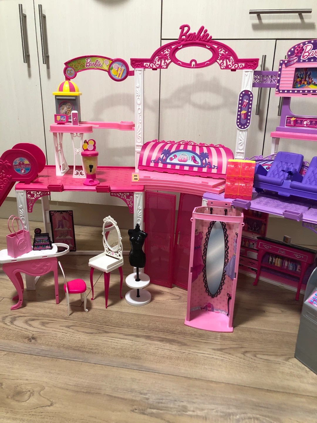 Barbie Glam Boutique Playset - photo 3