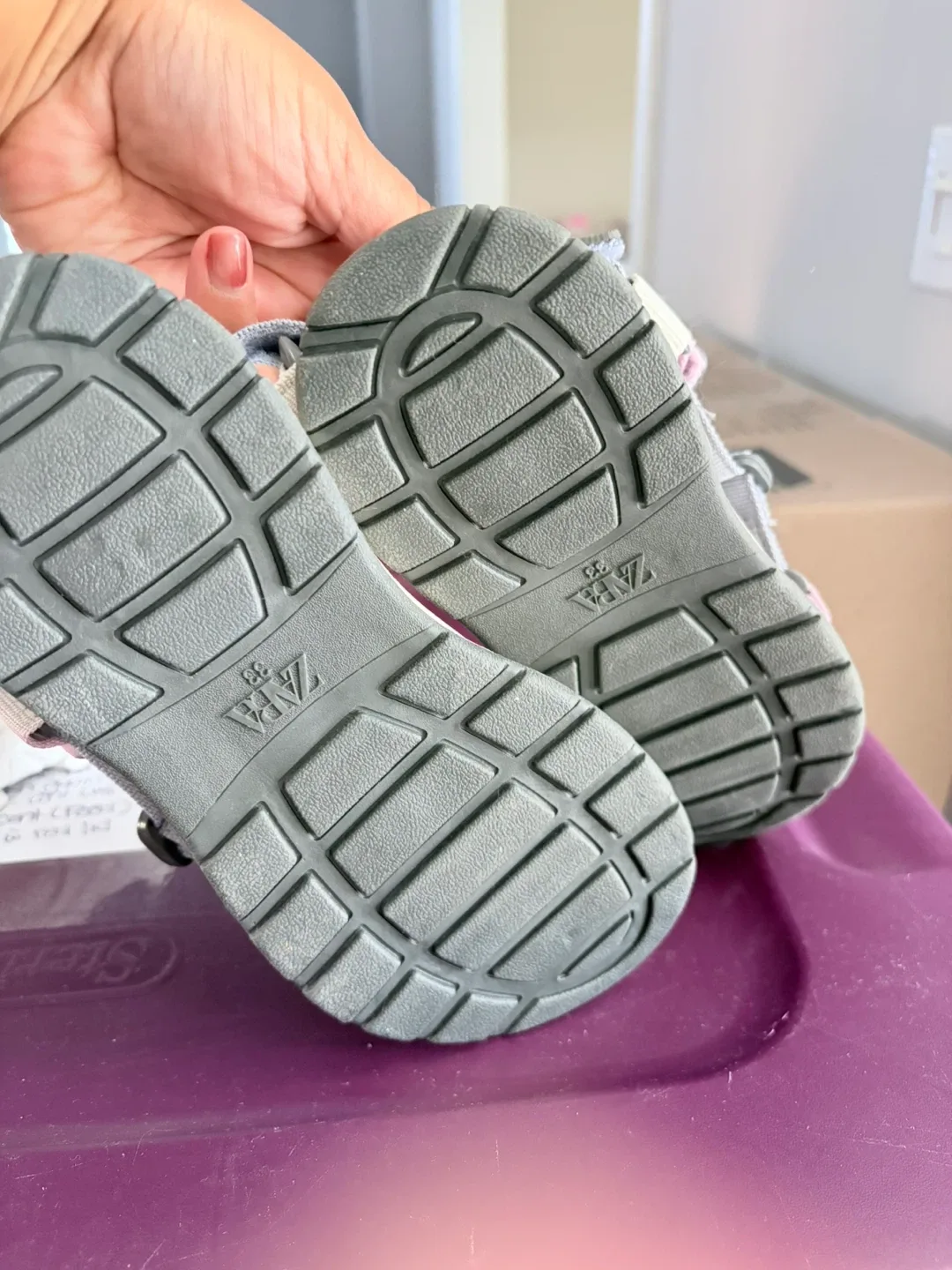 Zara Kids Hello Kitty Sandals - Size 33 image indicator(4)