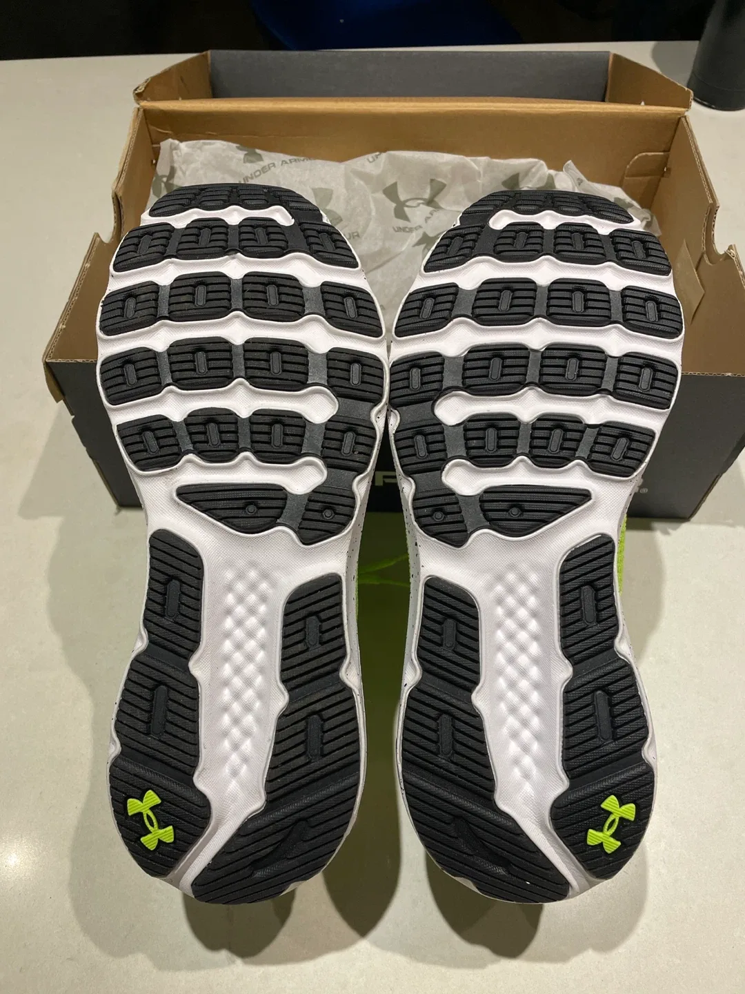 [BNIB] Under Armour Charged Delux Escape 3 - Neon Green image indicator(4)
