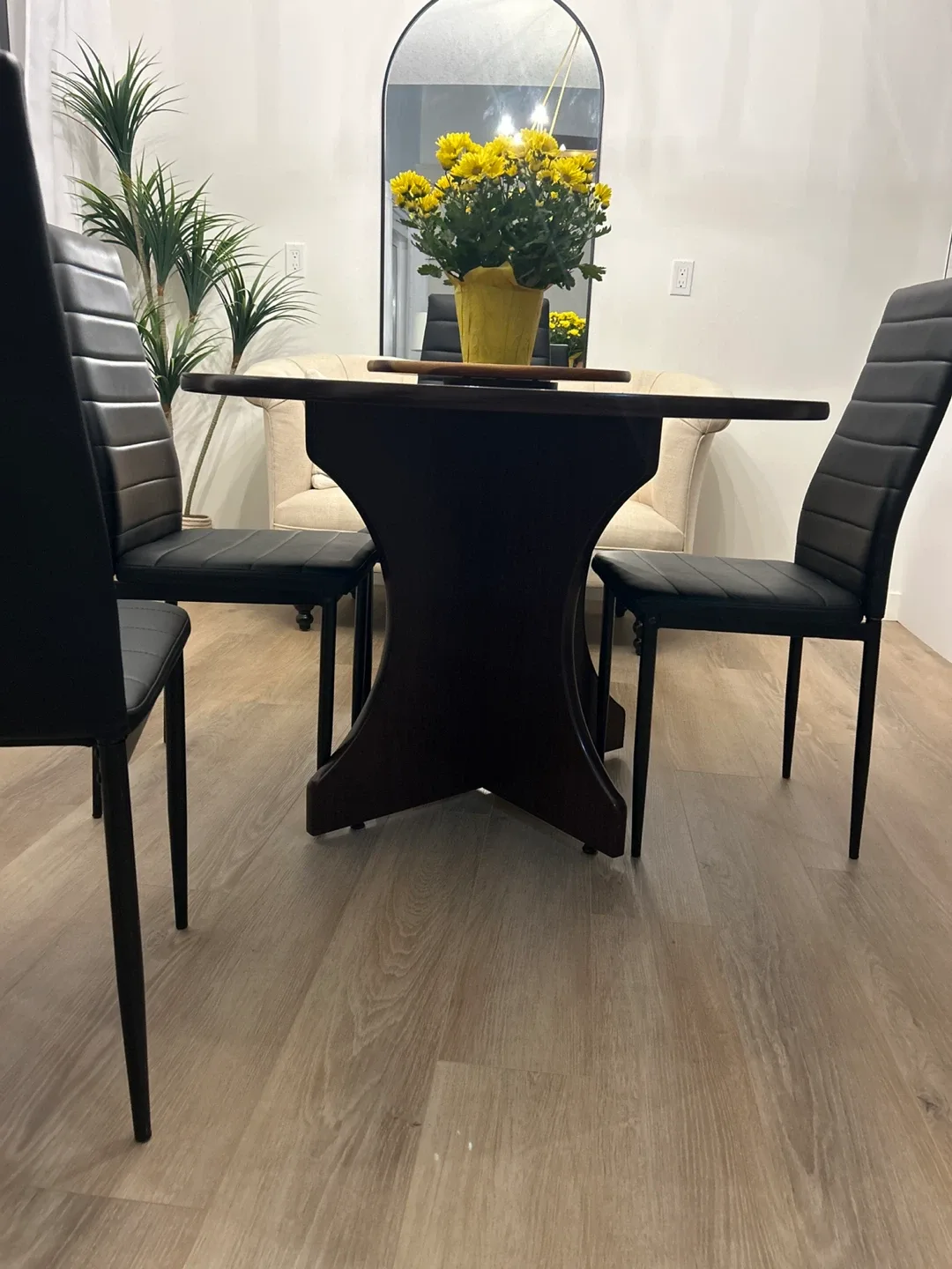 Oval Dining Table with 4 Black Chairs image indicator(4)