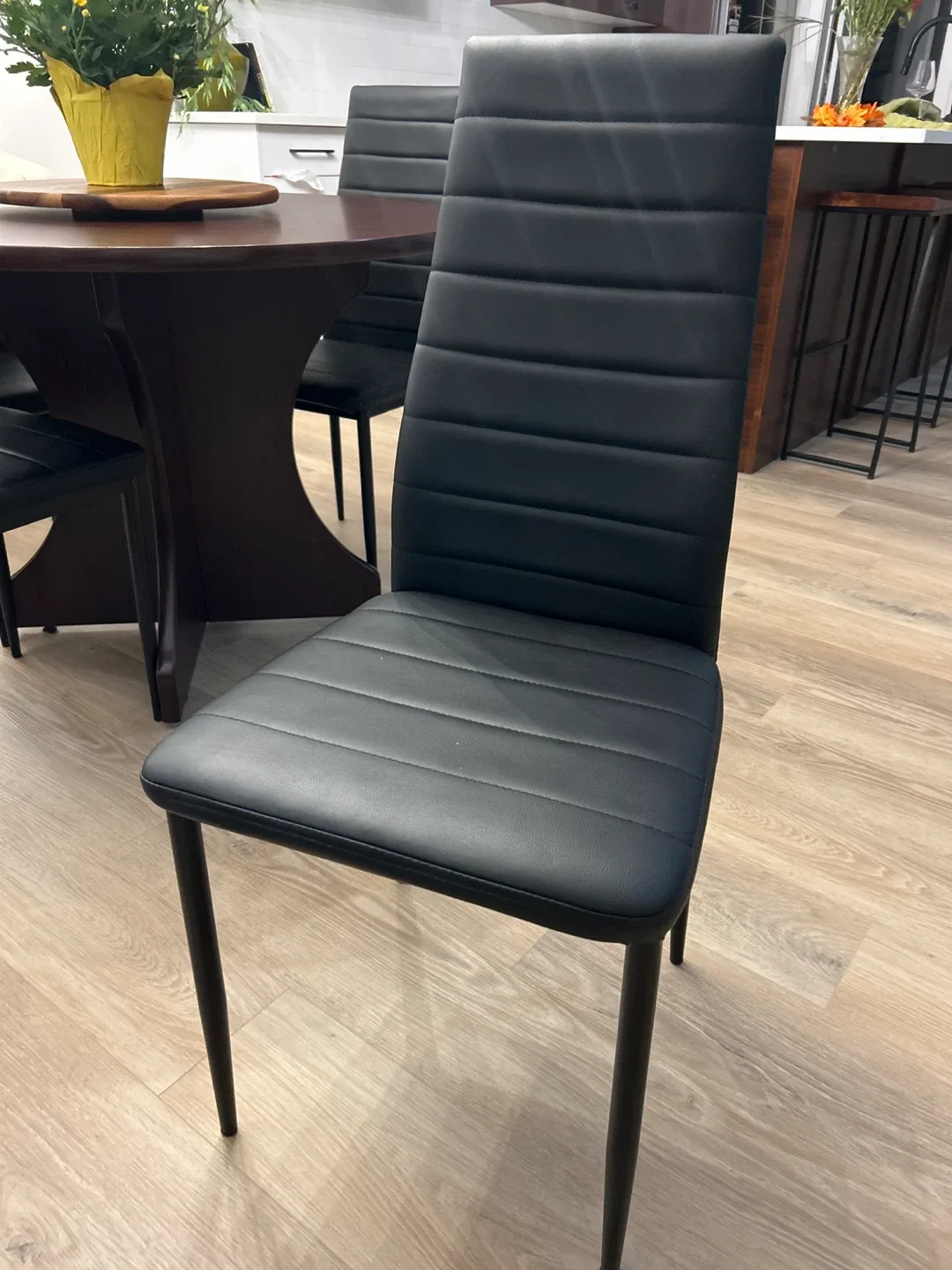 Oval Dining Table with 4 Black Chairs image indicator(2)