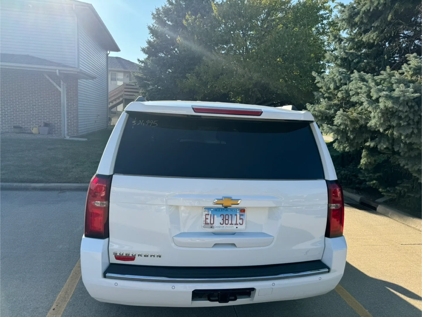 White Chevrolet Suburban SUV image indicator(4)