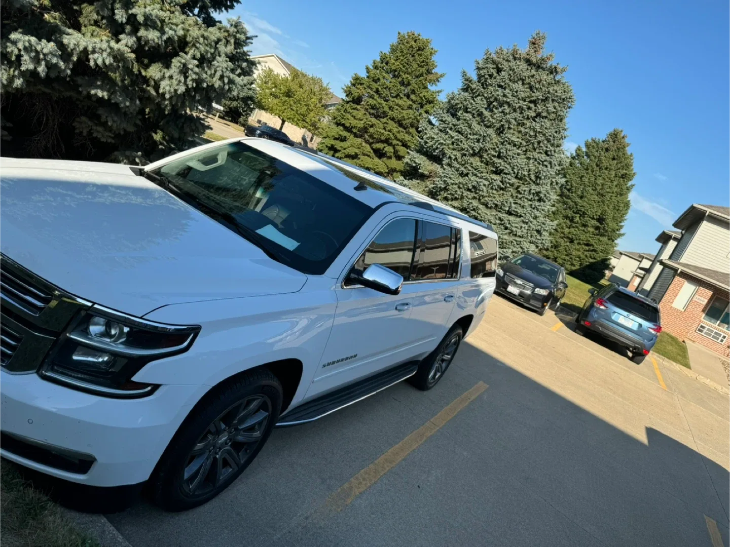 White Chevrolet Suburban SUV image indicator(5)