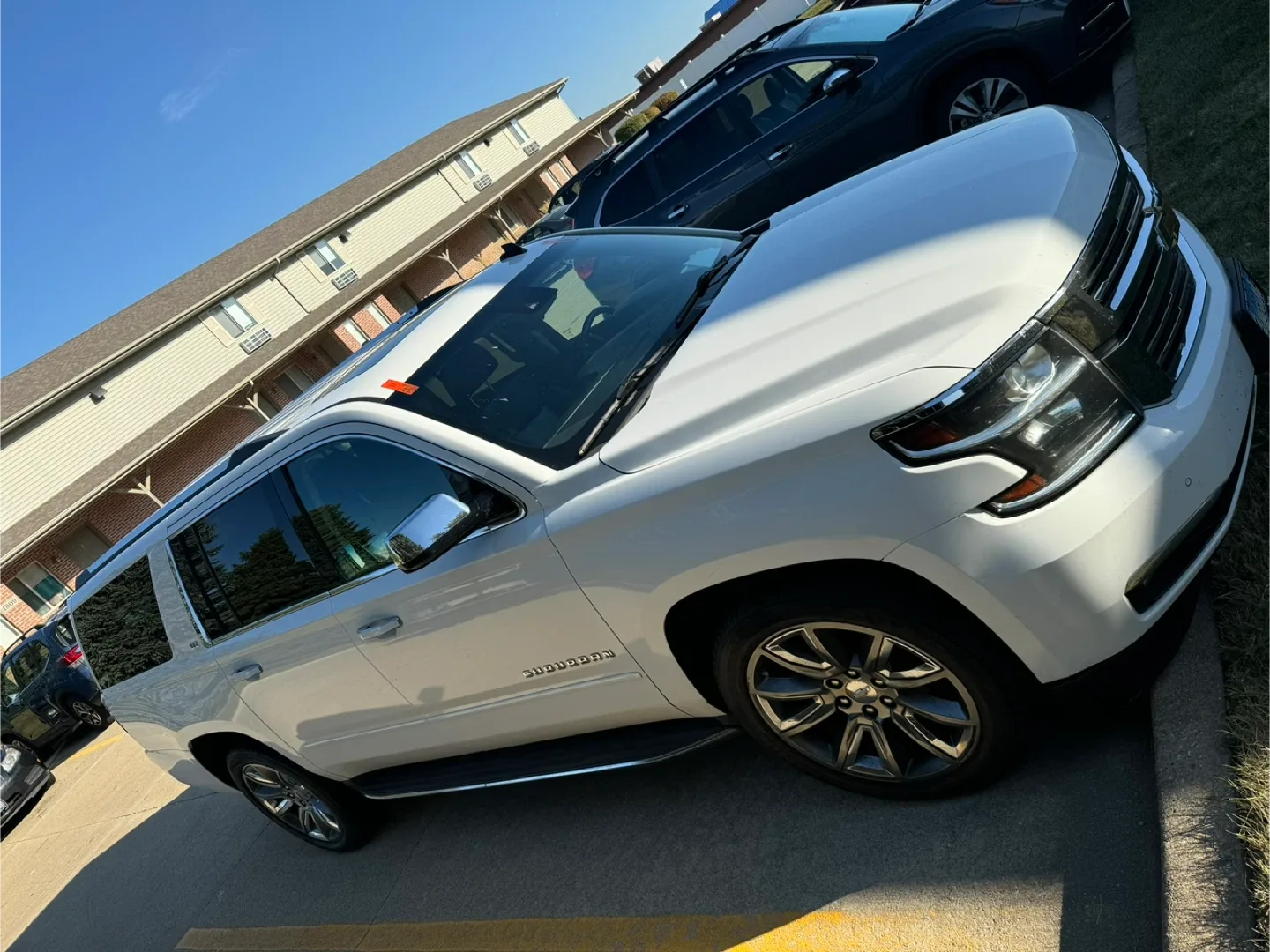 White Chevrolet Suburban SUV image indicator(2)