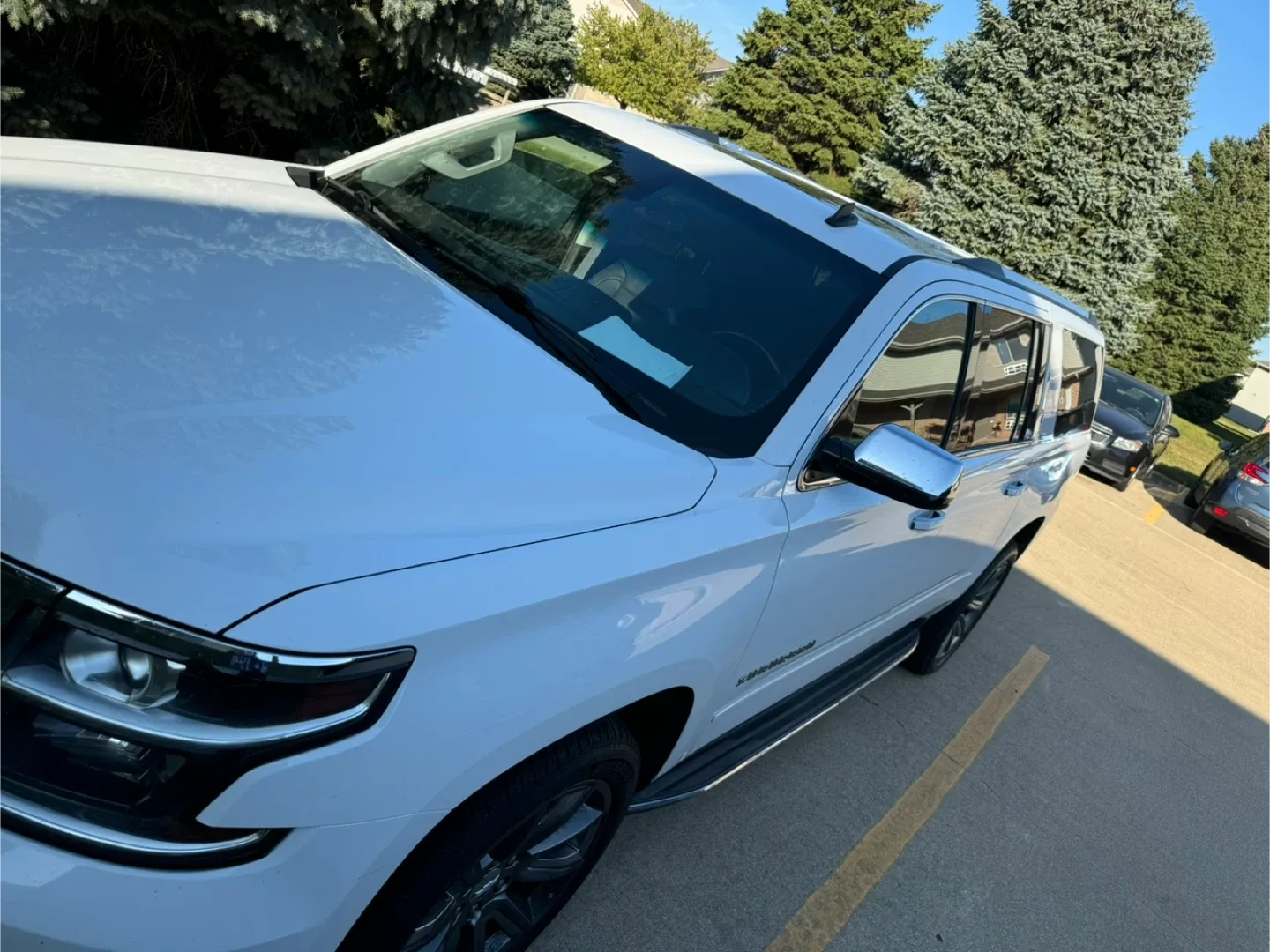 White Chevrolet Suburban SUV image indicator(3)