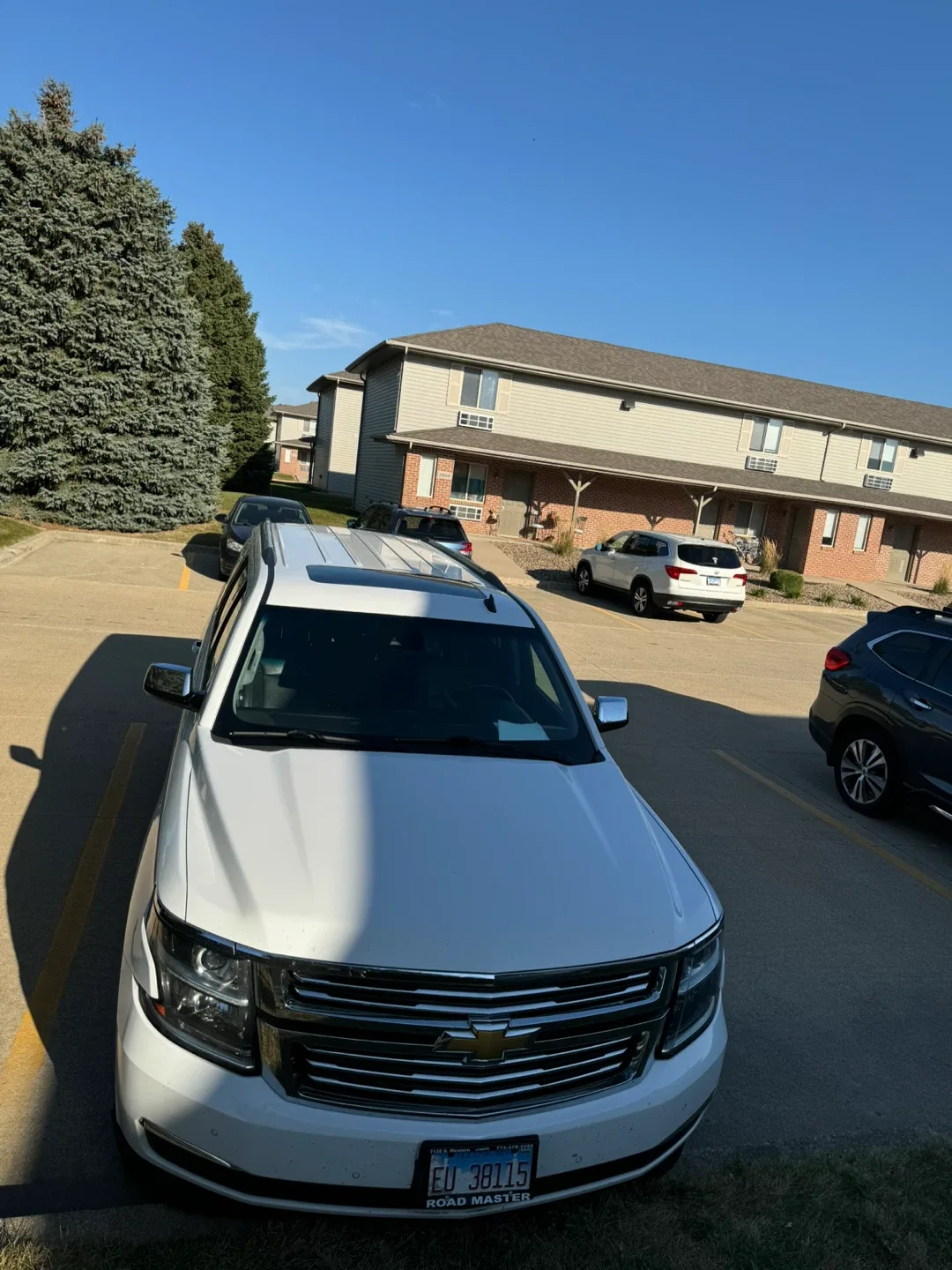 White Chevrolet Suburban SUV image indicator(7)