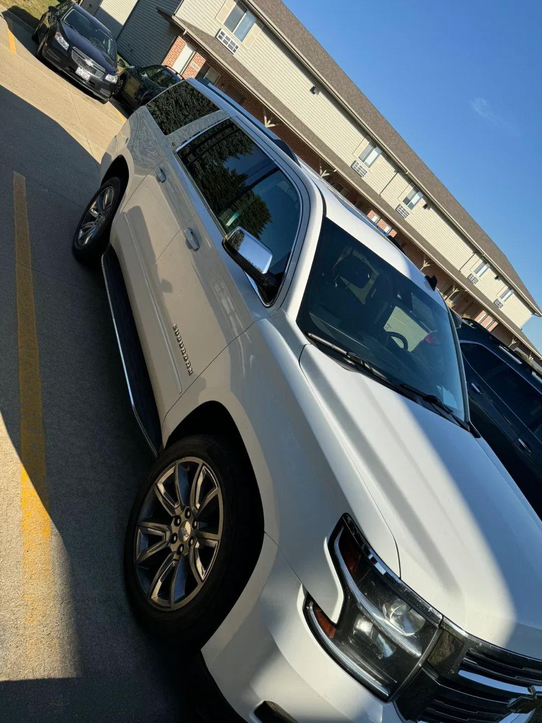 White Chevrolet Suburban SUV image indicator(6)