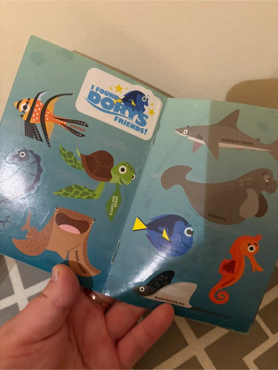 Finding Dory's Friends Scavenger Hunt Book image indicator(3)