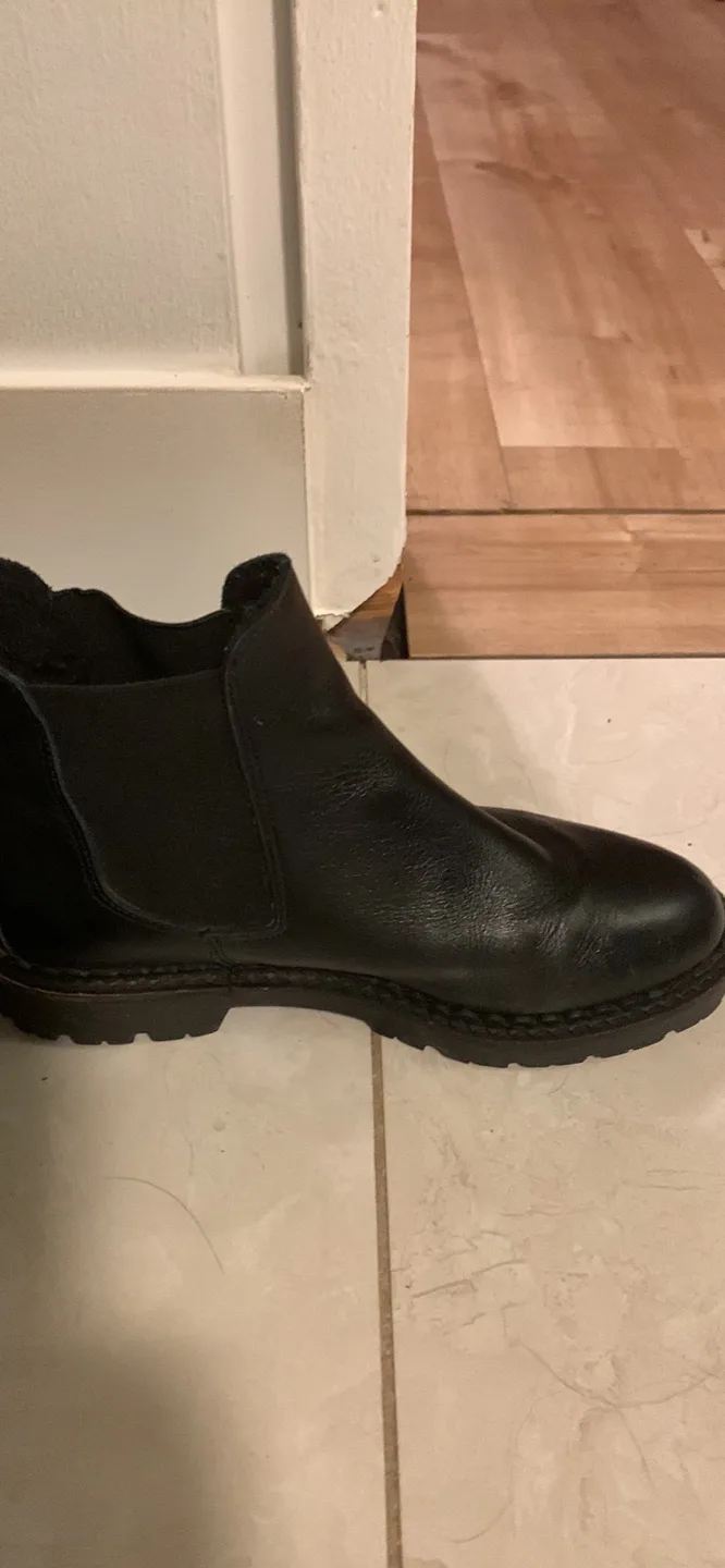 Black Leather Chelsea Boots image indicator(3)