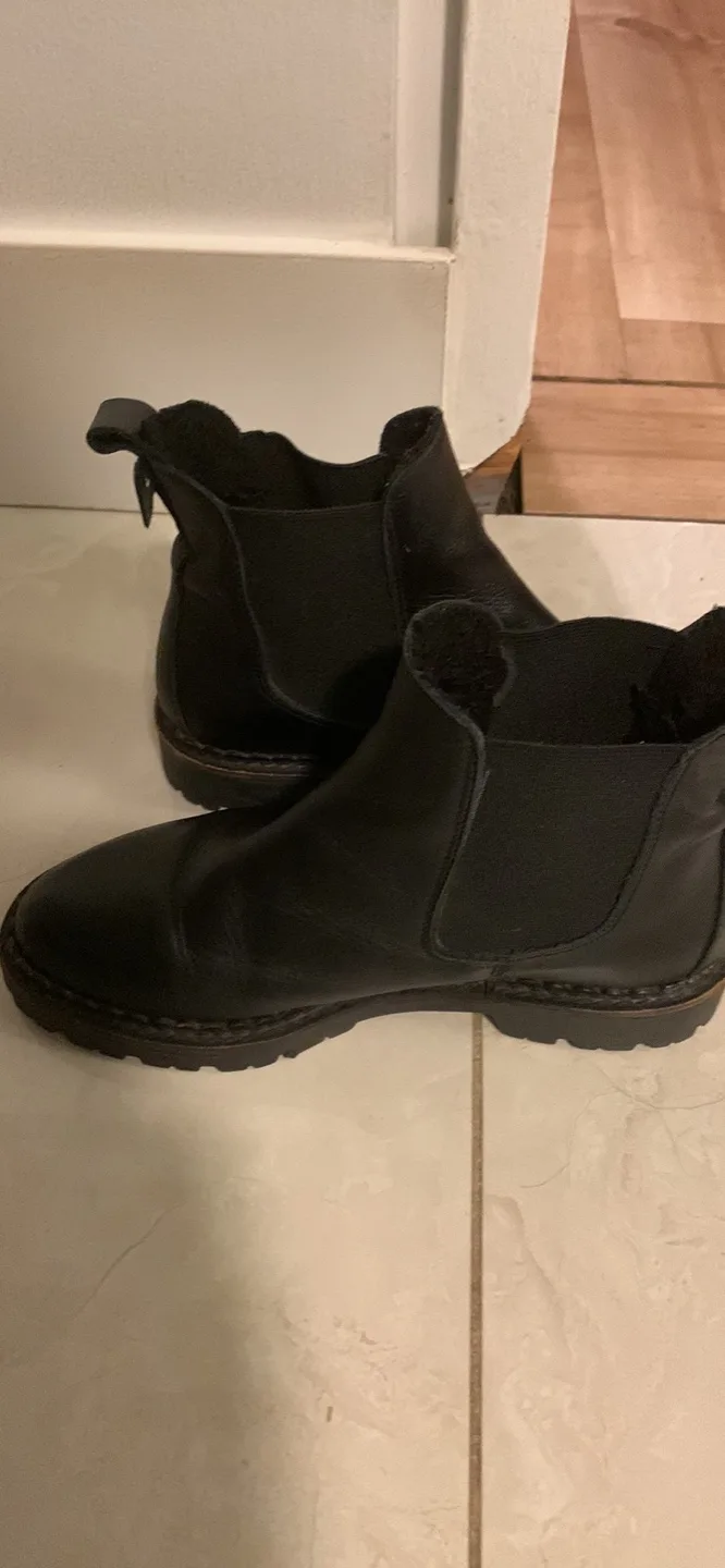 Black Leather Chelsea Boots image indicator(5)