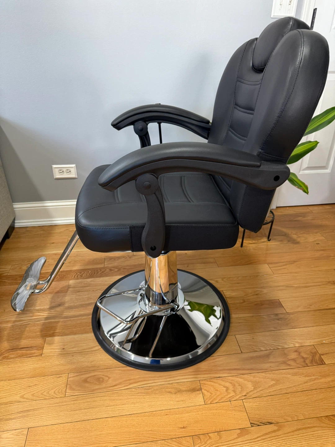 Black Hydraulic Barber Chair - Salon Equipment - photo 3