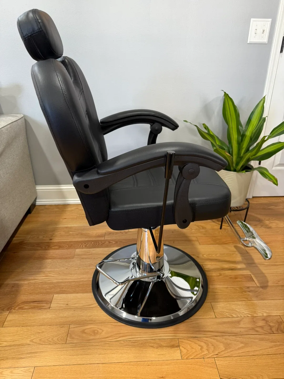 Black Hydraulic Barber Chair - Salon Equipment image indicator(2)