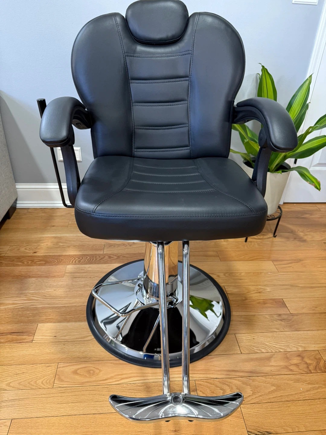 Black Hydraulic Barber Chair - Salon Equipment