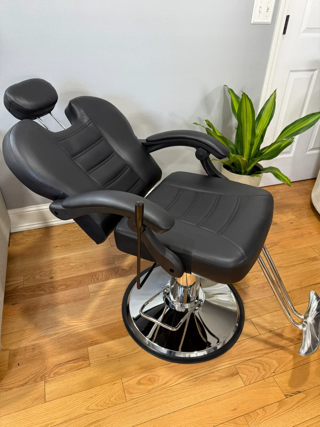 Black Hydraulic Barber Chair - Salon Equipment image indicator(4)