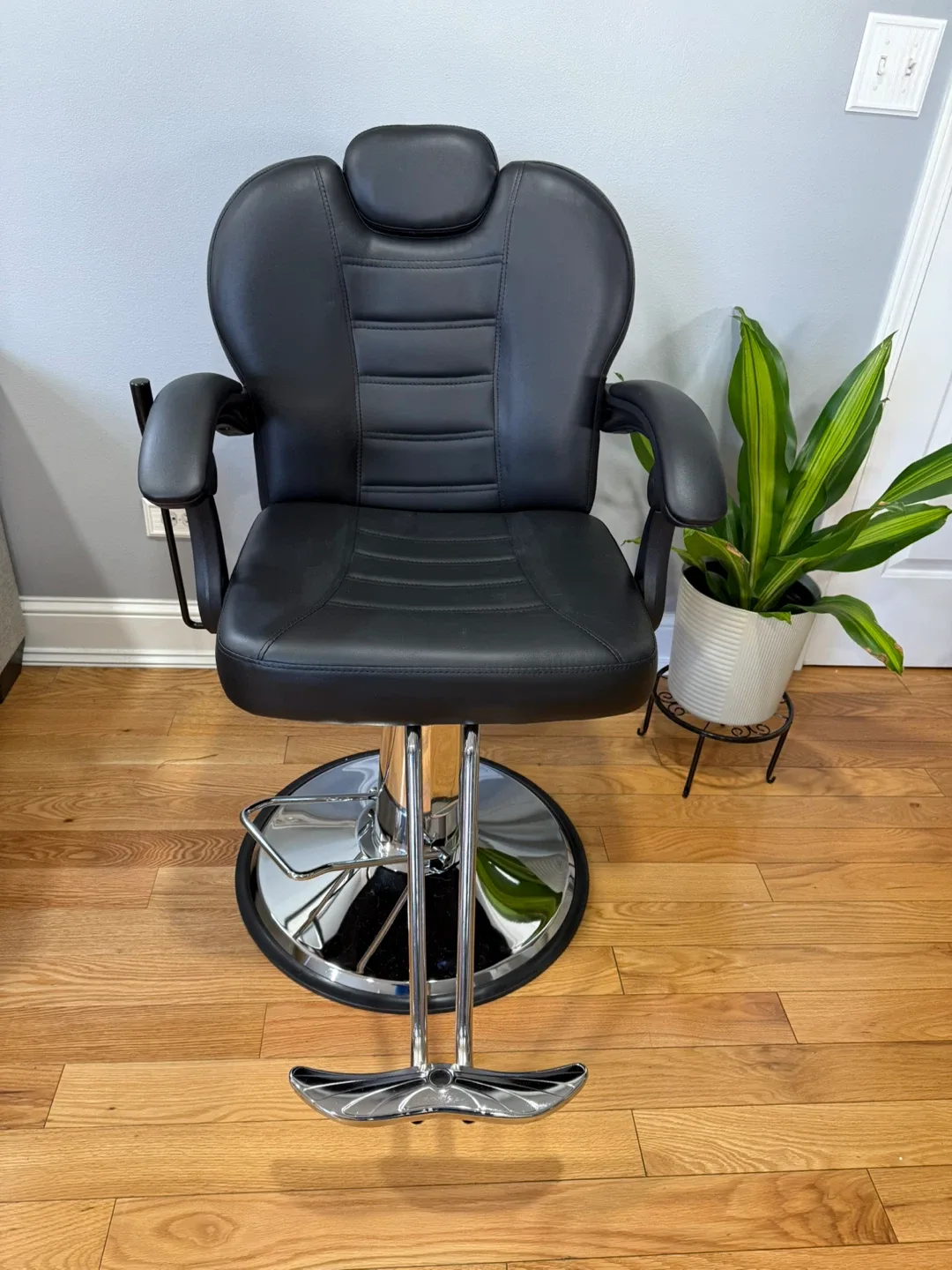 Black Hydraulic Barber Chair - Salon Equipment image indicator(6)
