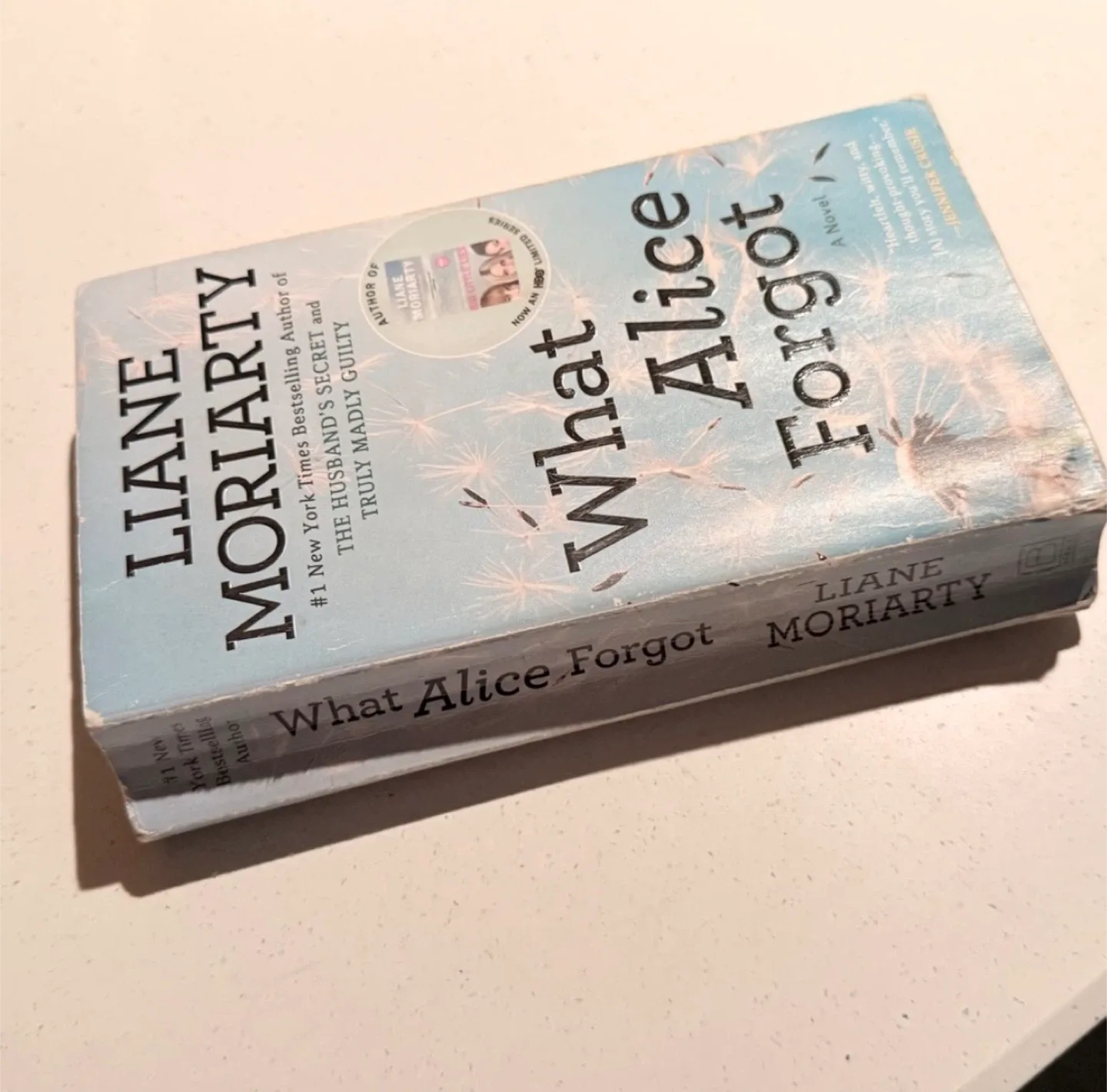 📚 What Alice Forgot by Liane Moriarty Paperback Novel image indicator(3)
