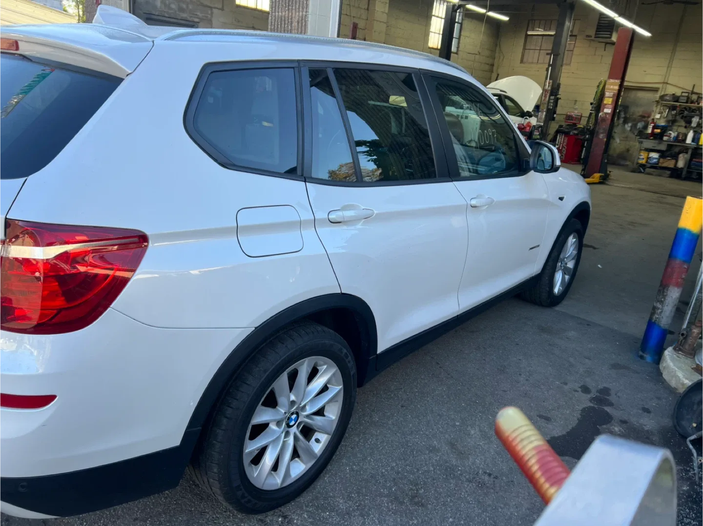 White BMW X3 SUV image indicator(5)