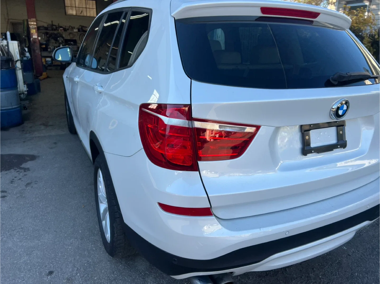 White BMW X3 SUV image indicator(4)