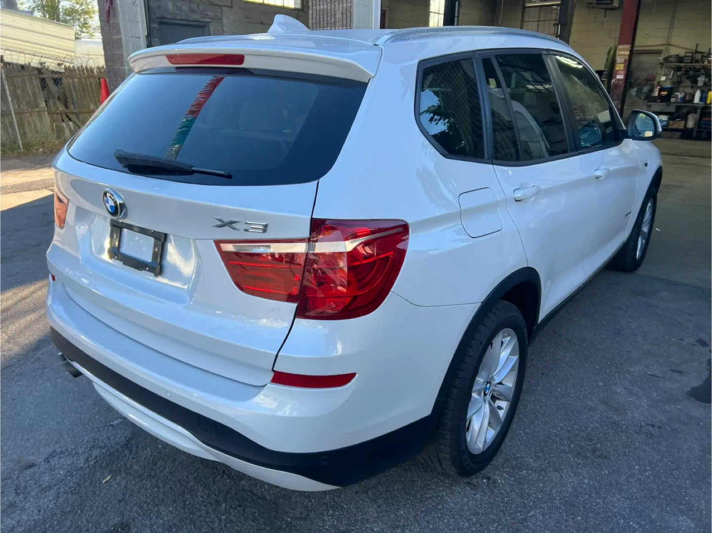 White BMW X3 SUV image indicator(2)