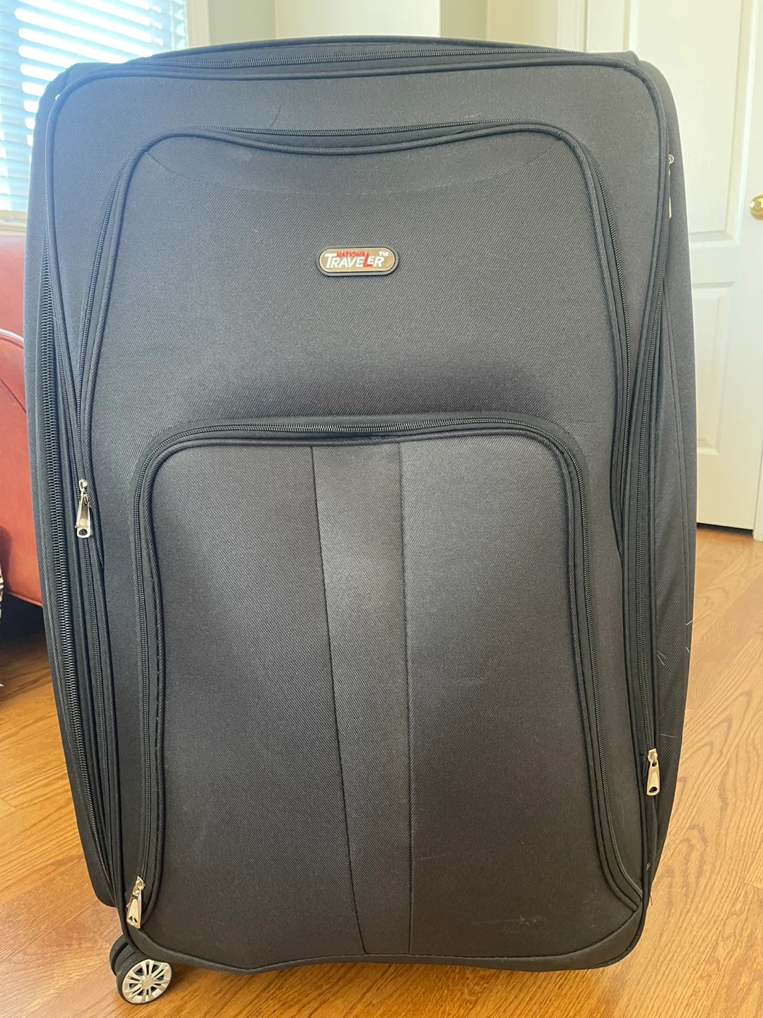Large Black Suitcase – National Traveler (85×40 cm)
