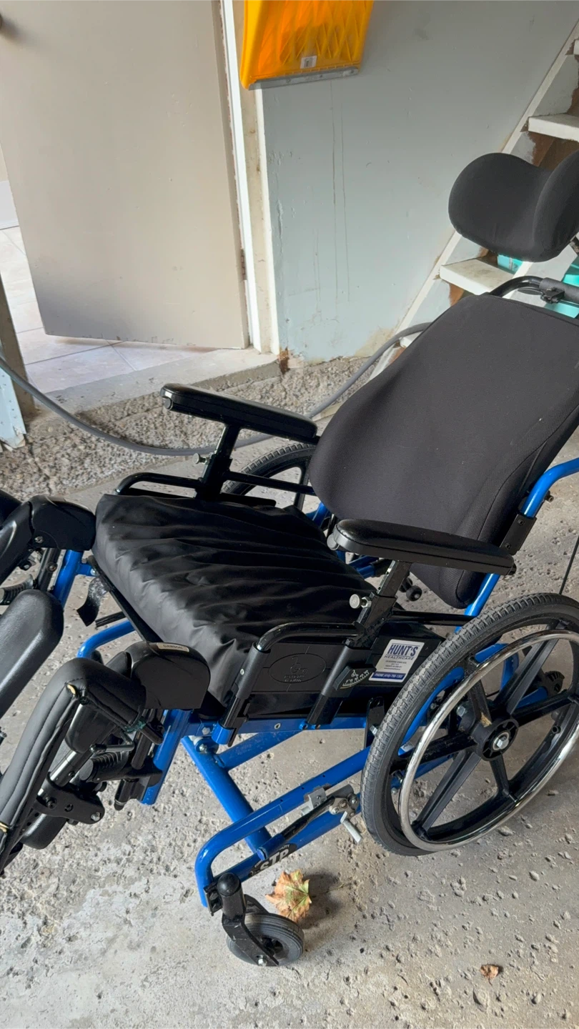 Hunt's Healthcare Blue Wheelchair - photo 3