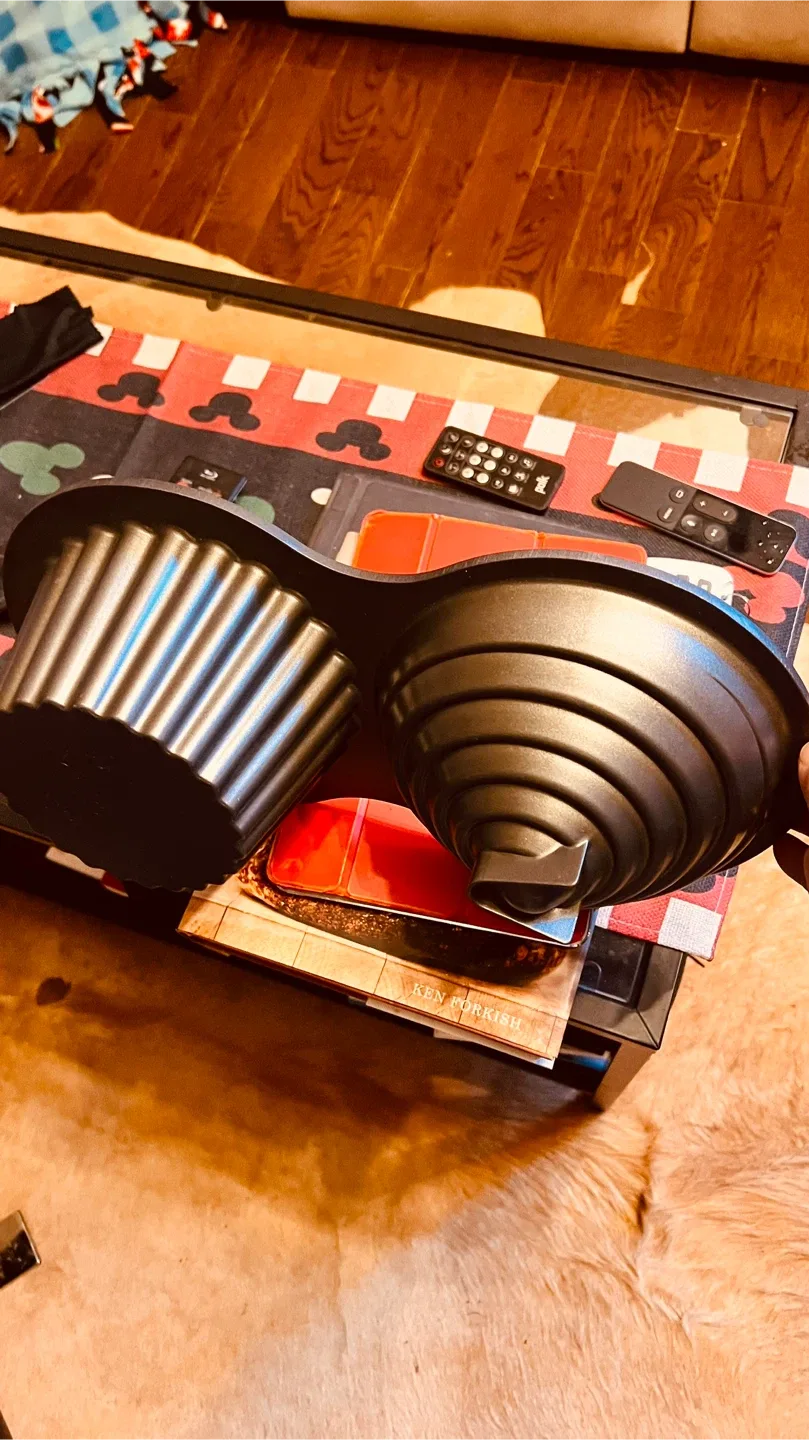 Wilton Giant Cupcake Pan image indicator(2)