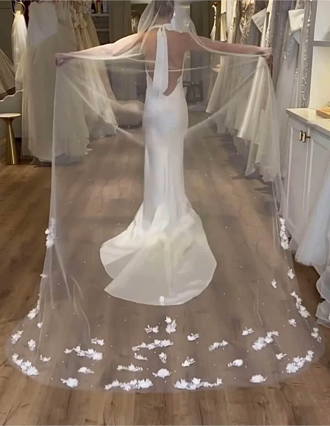 White Floral Wedding Veil image indicator(2)