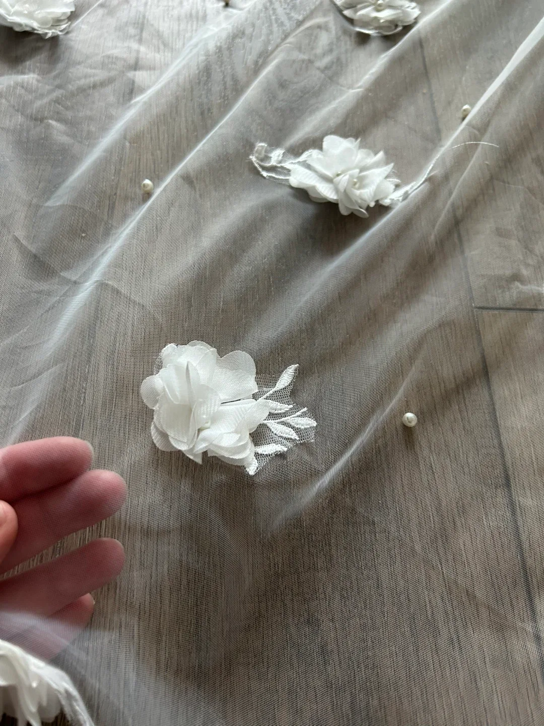 White Floral Wedding Veil image indicator(4)