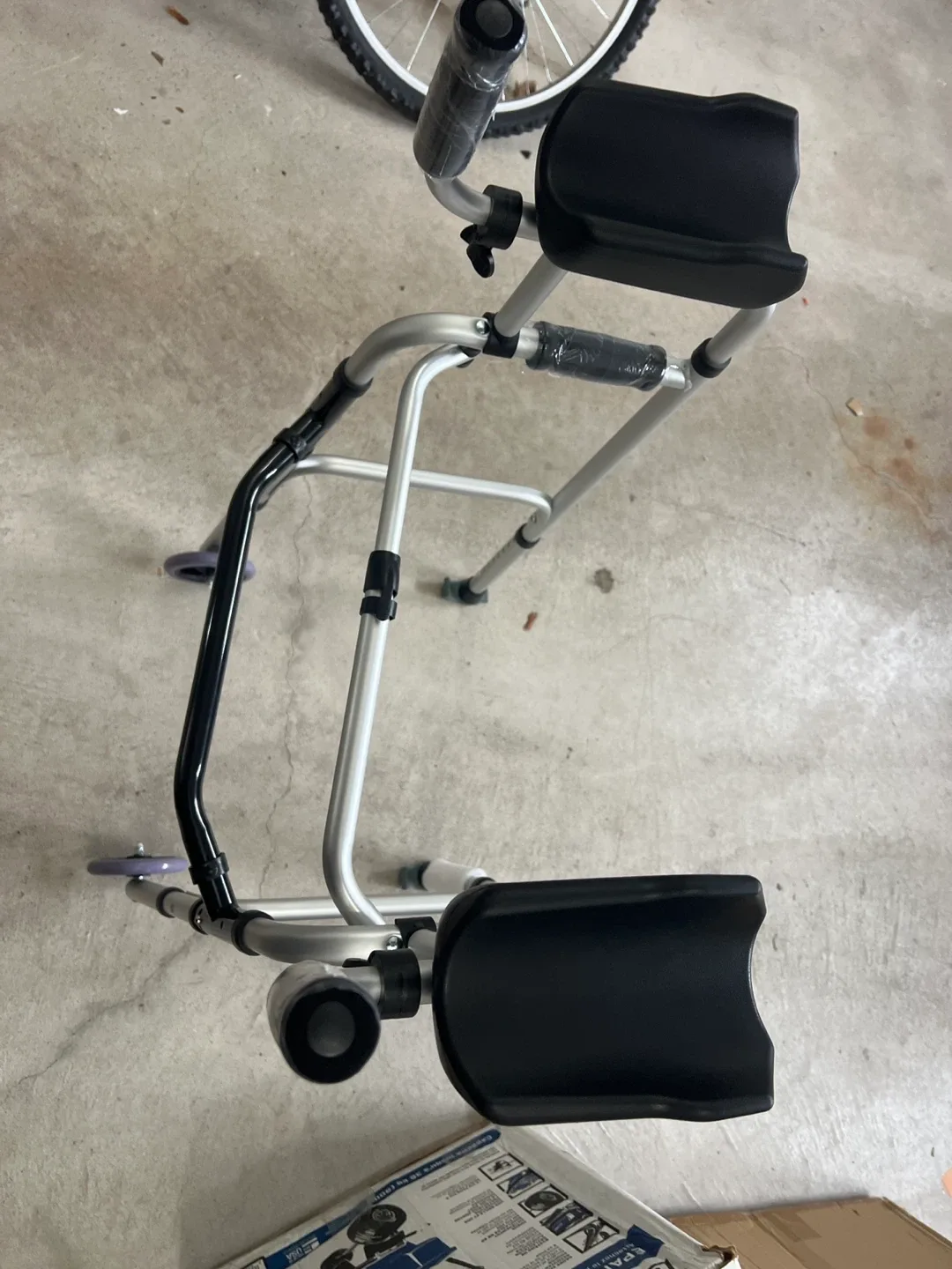 Adjustable Folding Walker with Wheels image indicator(4)